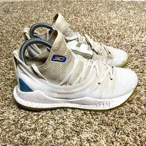 Under Armour Curry 5 Low "White Ice". Style: 3020741-106 Size 5.5Y